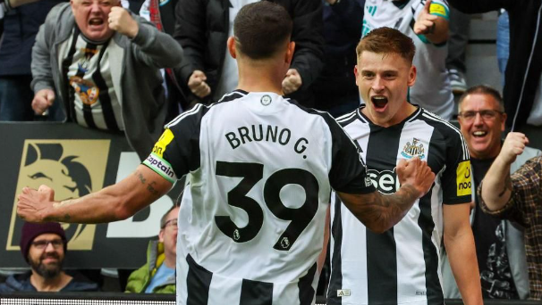 Newcastle United je premagal Tottenham z 2:1 in tako svojemu nasprotniku zadal prvi poraz v sezoni